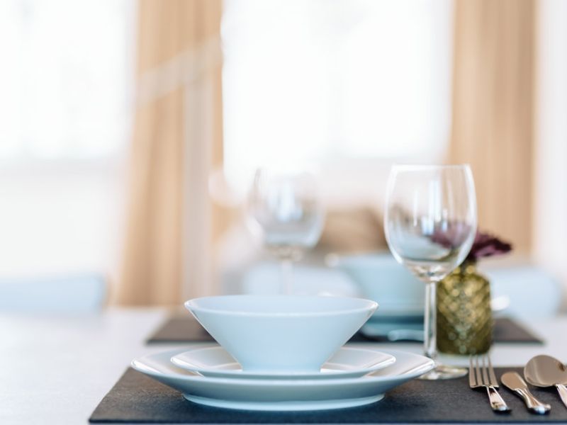 Gedeckter Tisch mit Weingläsern und Tellern in der Ferienwohnung Neuwied