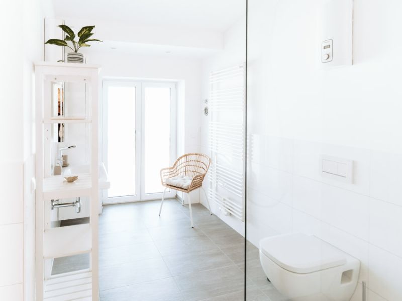 Modernes Bad mit Glasdusche und heller Einrichtung in Neuwied