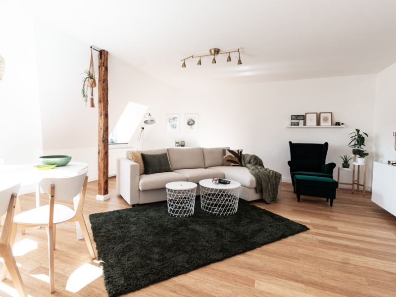 Wohnzimmer der Ferienwohnung in Neuwied mit Sofa, Couchtisch und Sessel