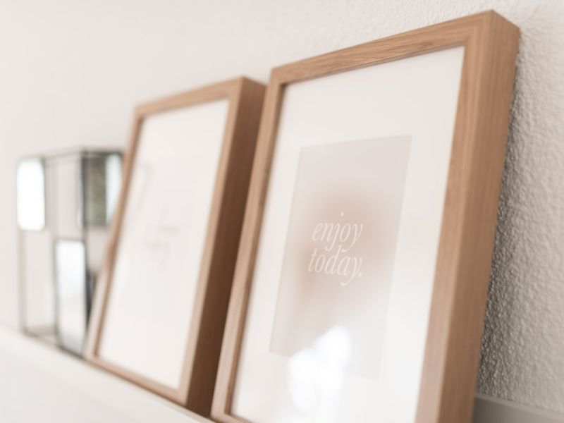 Detailaufnahme von Bilderrahmen mit Motiv in den Deichstadt-Apartments