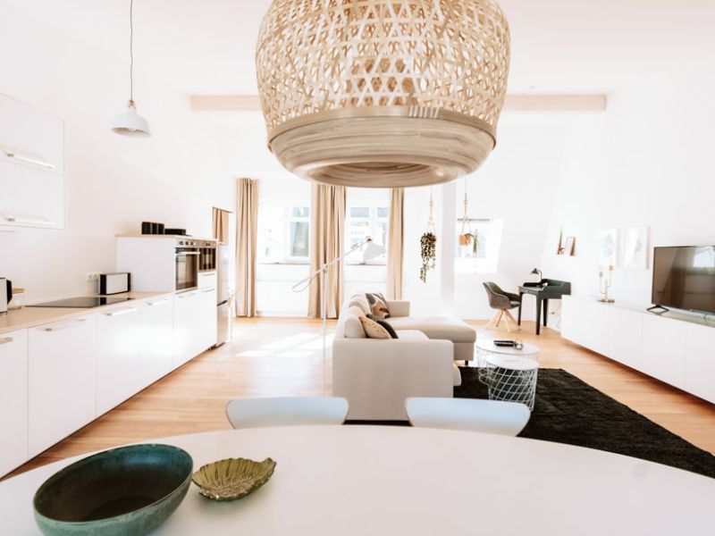 Weitläufige offene Küche mit Wohnbereich und Esstisch in den Deichstadt-Apartments