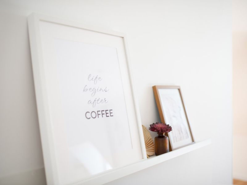 Minimalistische Wanddekoration mit Bilderrahmen in der Ferienwohnung in Neuwied