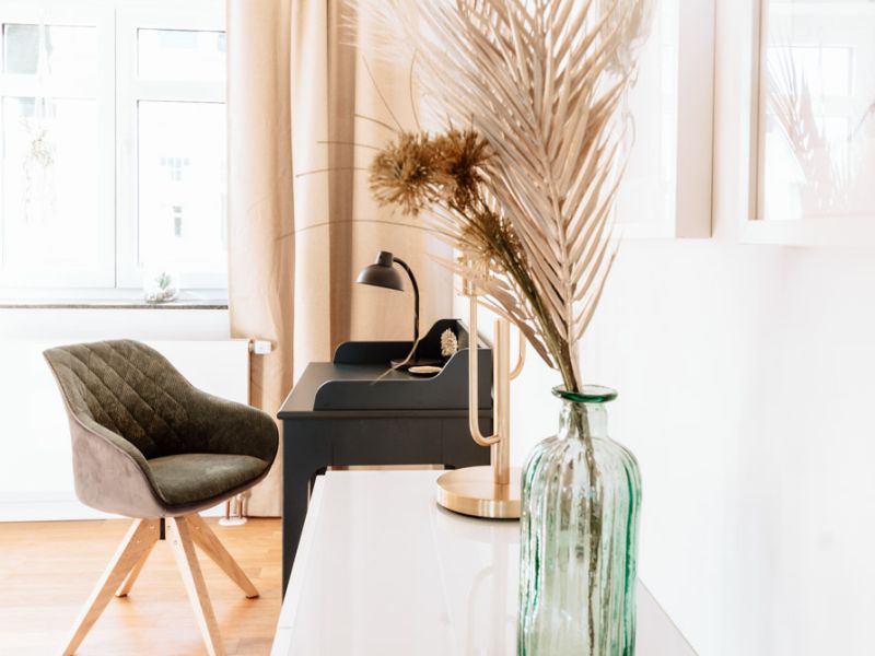 Gemütliche Sitzecke mit grünem Sessel und dekorativer Vase in Neuwied