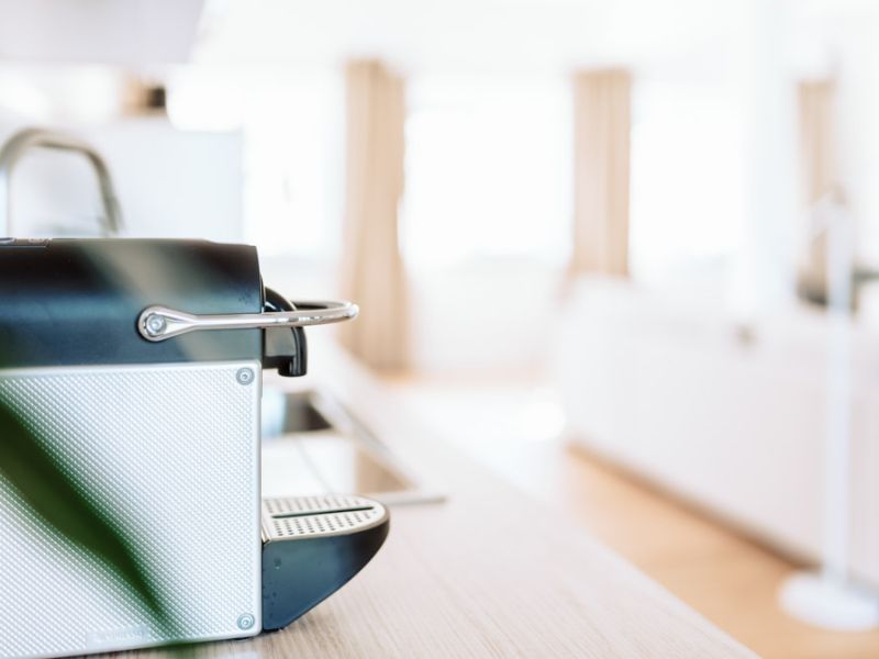 Moderne Kaffeemaschine auf der Küchenarbeitsplatte in der Ferienwohnung in Neuwied