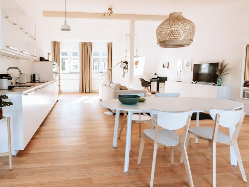 Offene Küche mit Esstisch und Verbindung zum Wohnzimmer in Neuwied