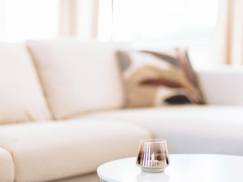 Gemütliches Sofa mit Kissen in den Deichstadt-Apartments in Neuwied