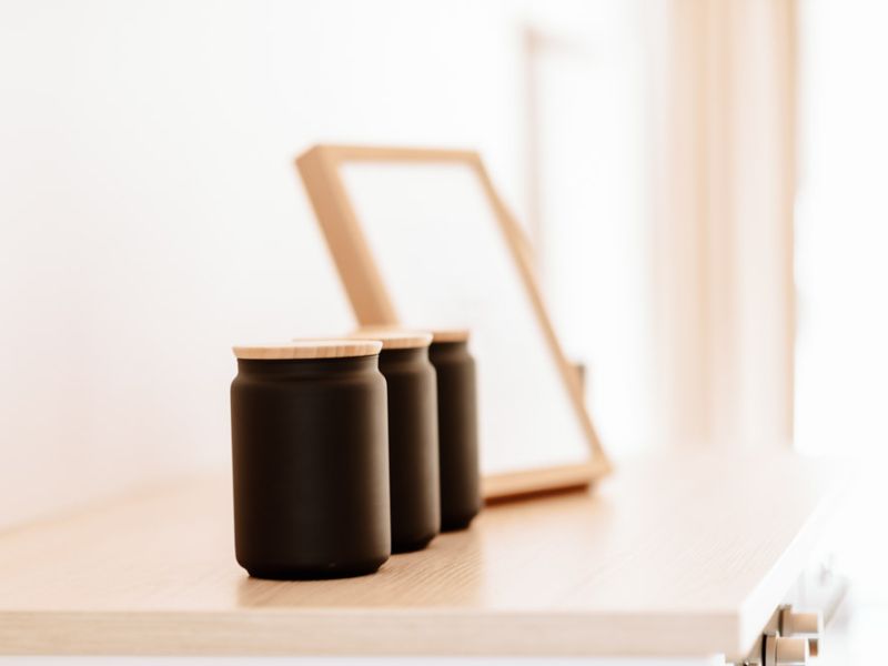 Detailaufnahme von dekorativen Dosen in der Ferienwohnung in Neuwied