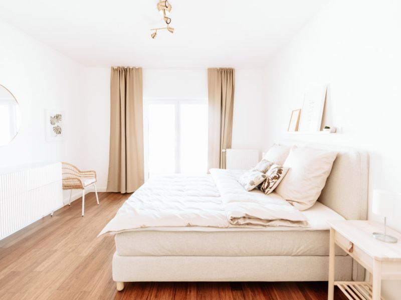 Schlafzimmer mit Doppelbett und lichtdurchflutetem Raum in Neuwied