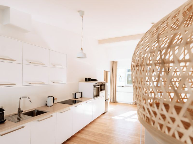 Moderne Küchenzeile mit Hängelampen in den Deichstadt-Apartments